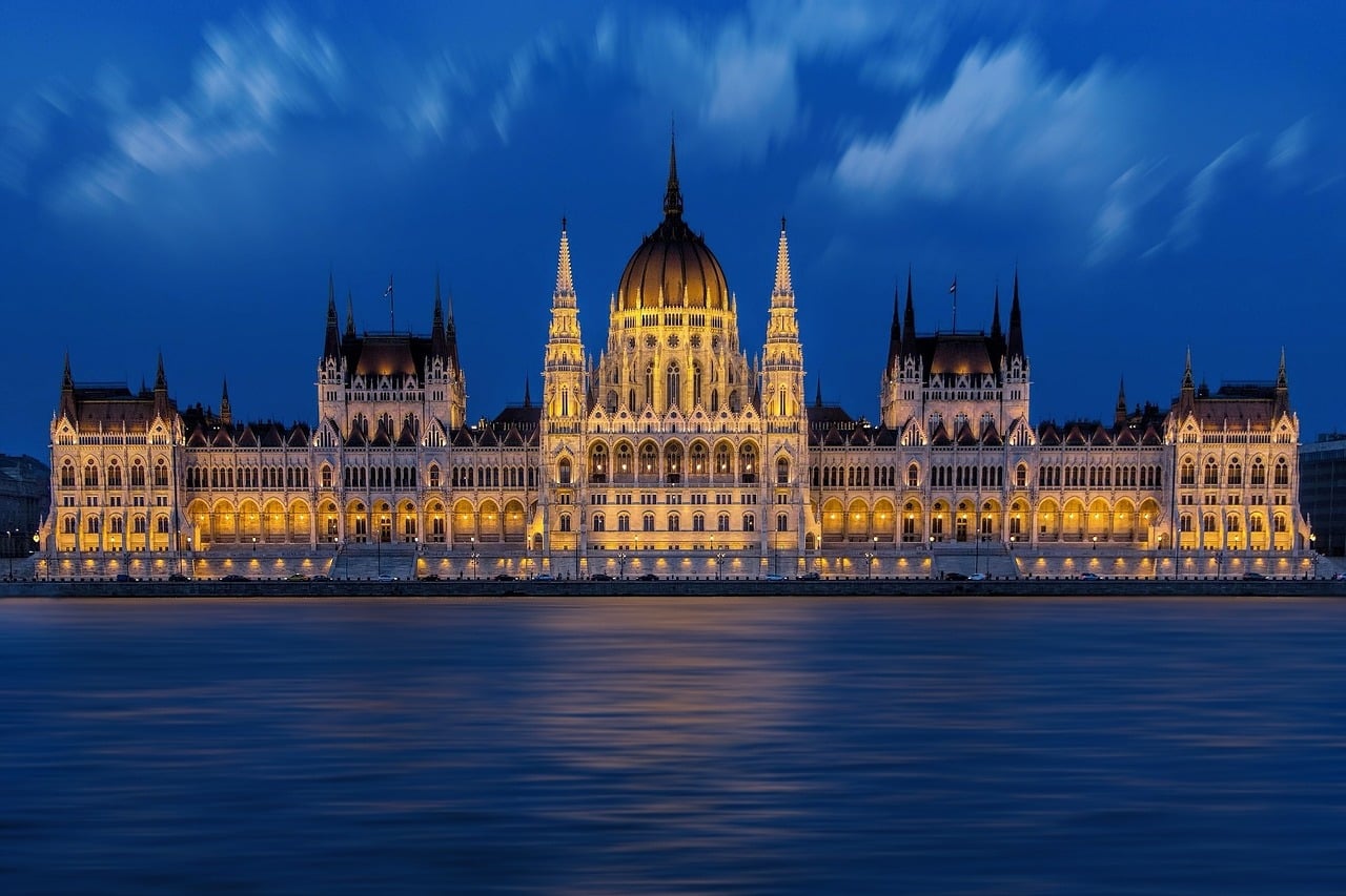 Das Ungarische Parlamentsgebäude bei Nacht