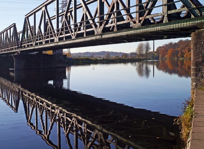 Eisenbahnbrücke im Ruhrtal